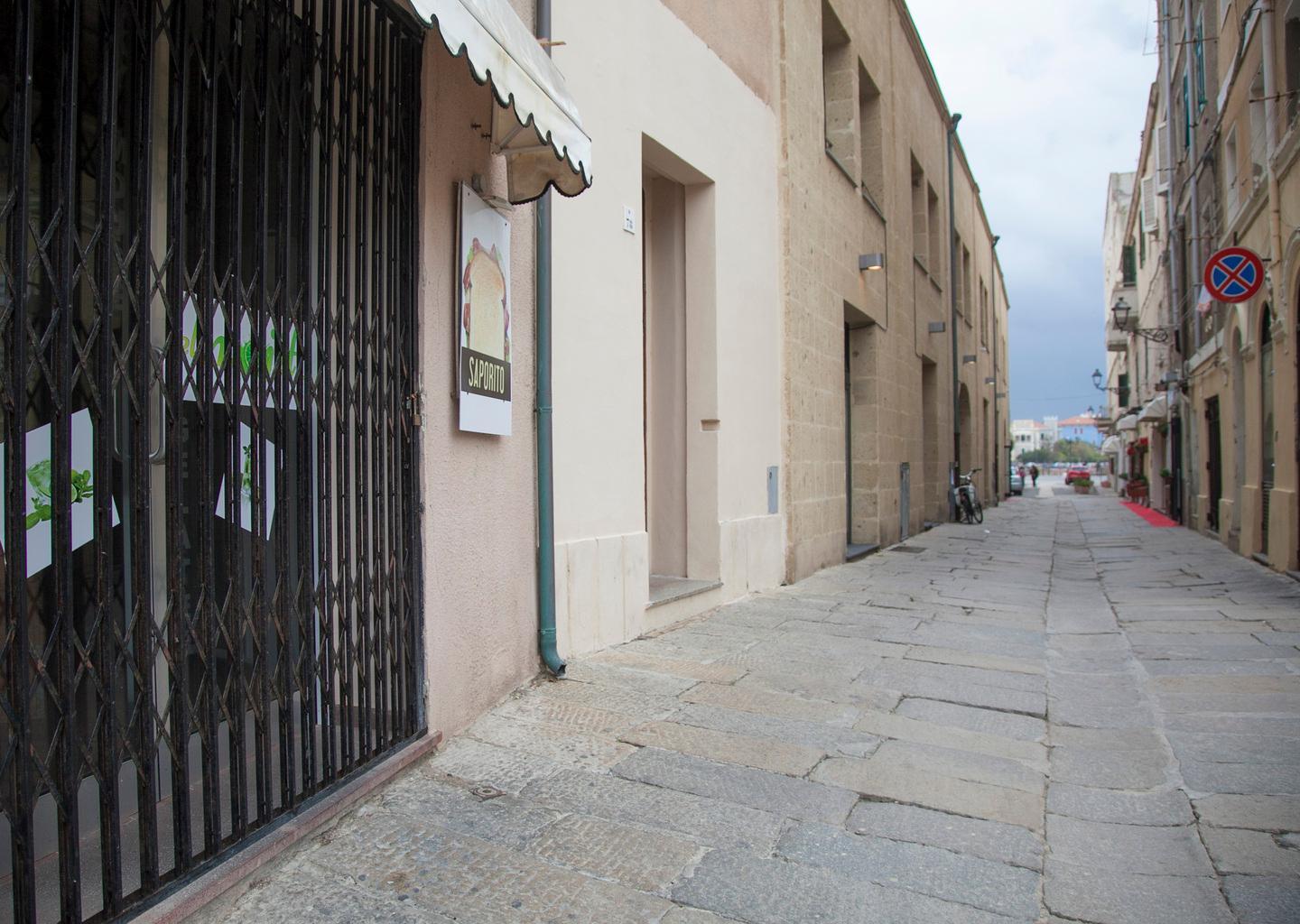 Serrande abbassate contro la crisi 