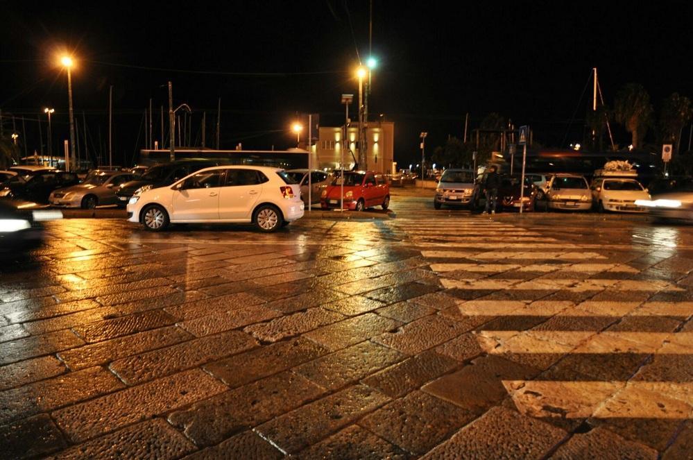 Le strisce pedonali e l'auto bianca che ha travolto in via roma la giovane (foto rosas)