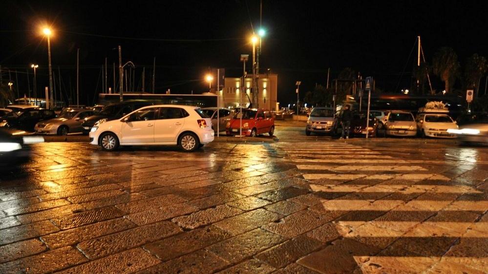 Le strisce pedonali e l'auto bianca che ha travolto in via roma la giovane (foto rosas)