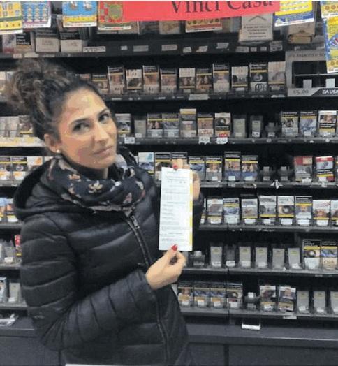 La titolare della ricevitoria, Antonella Murgia, mostra orgogliosa la matrice del biglietto vincente
