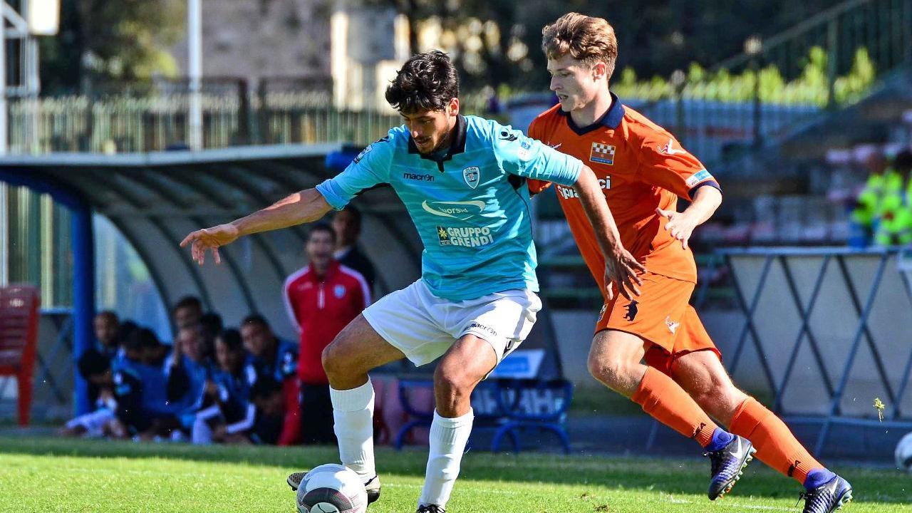 Il centrocampista dell'Olbia Andrea Feola nella gara contro la Pistoiese