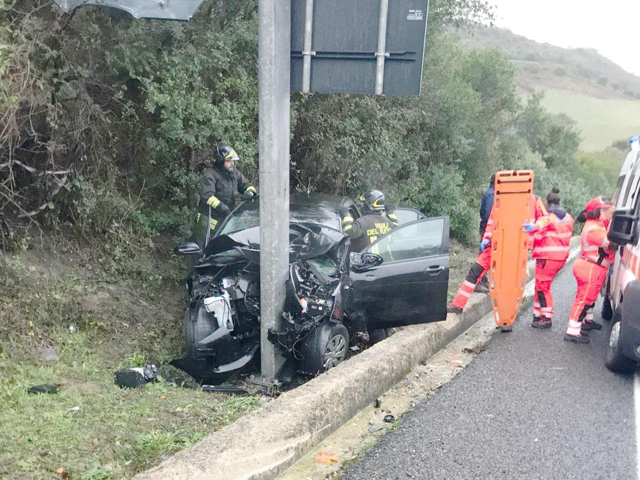 Vigili del fuoco e 118 soccorrono le donne ferite nell'incidente