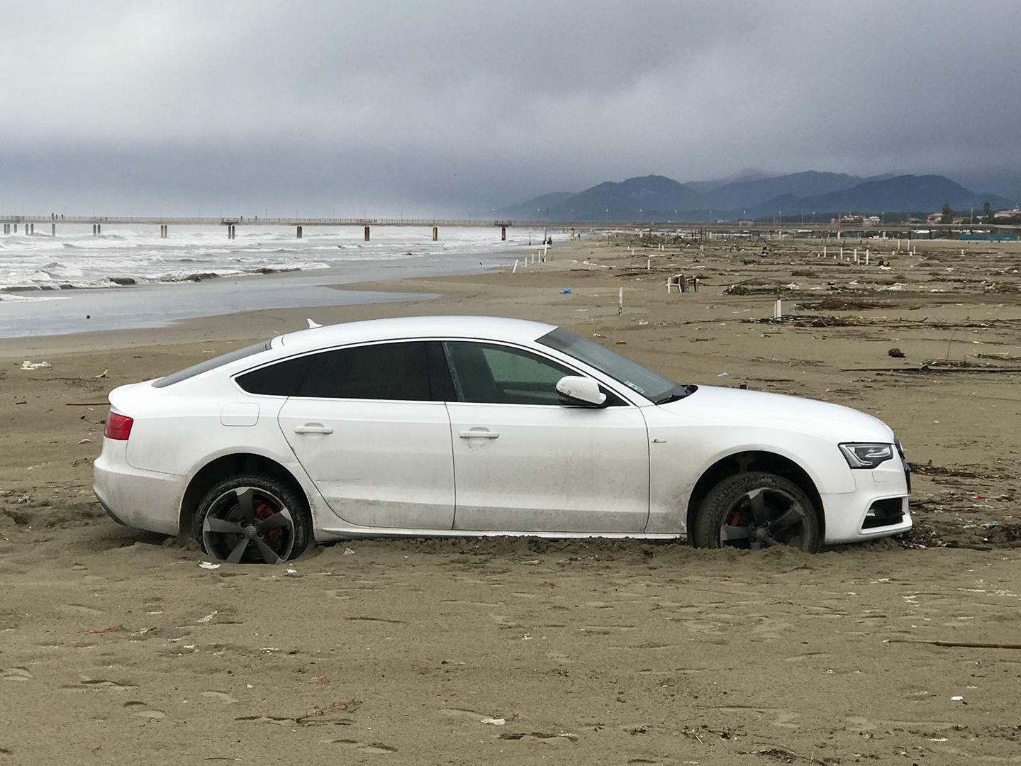 L'auto rimasta bloccata sulla spiaggia di Marina di Pietrasanta (Foto profilo Facebook Daniele Mazzoni)