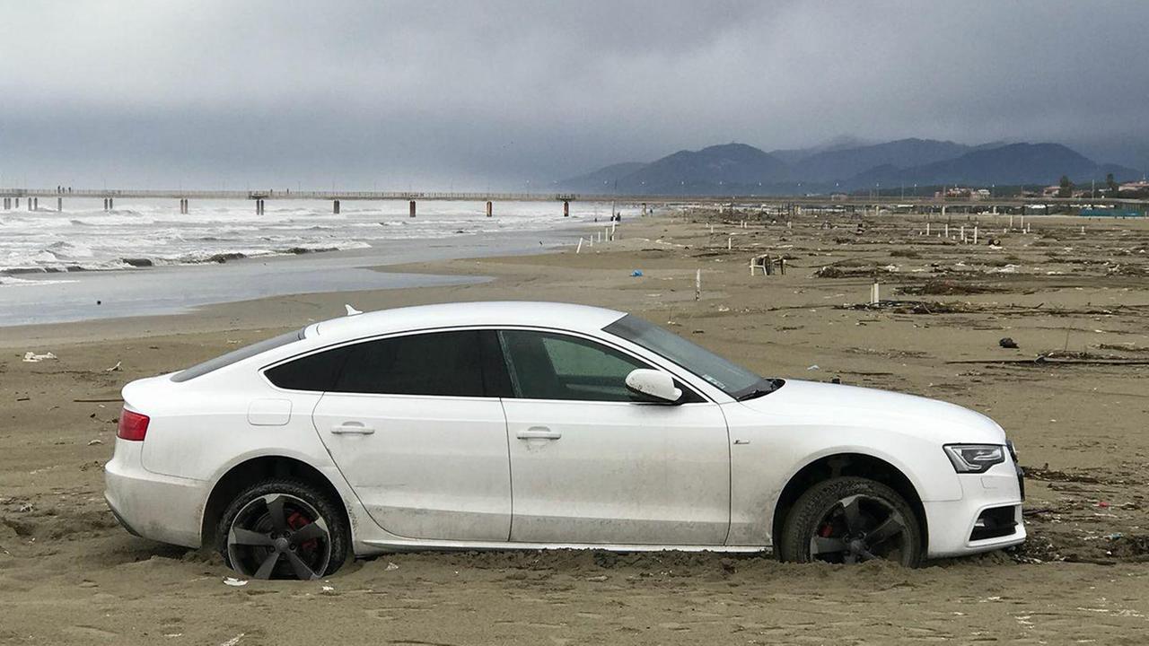 L'auto rimasta bloccata sulla spiaggia di Marina di Pietrasanta (Foto profilo Facebook Daniele Mazzoni)