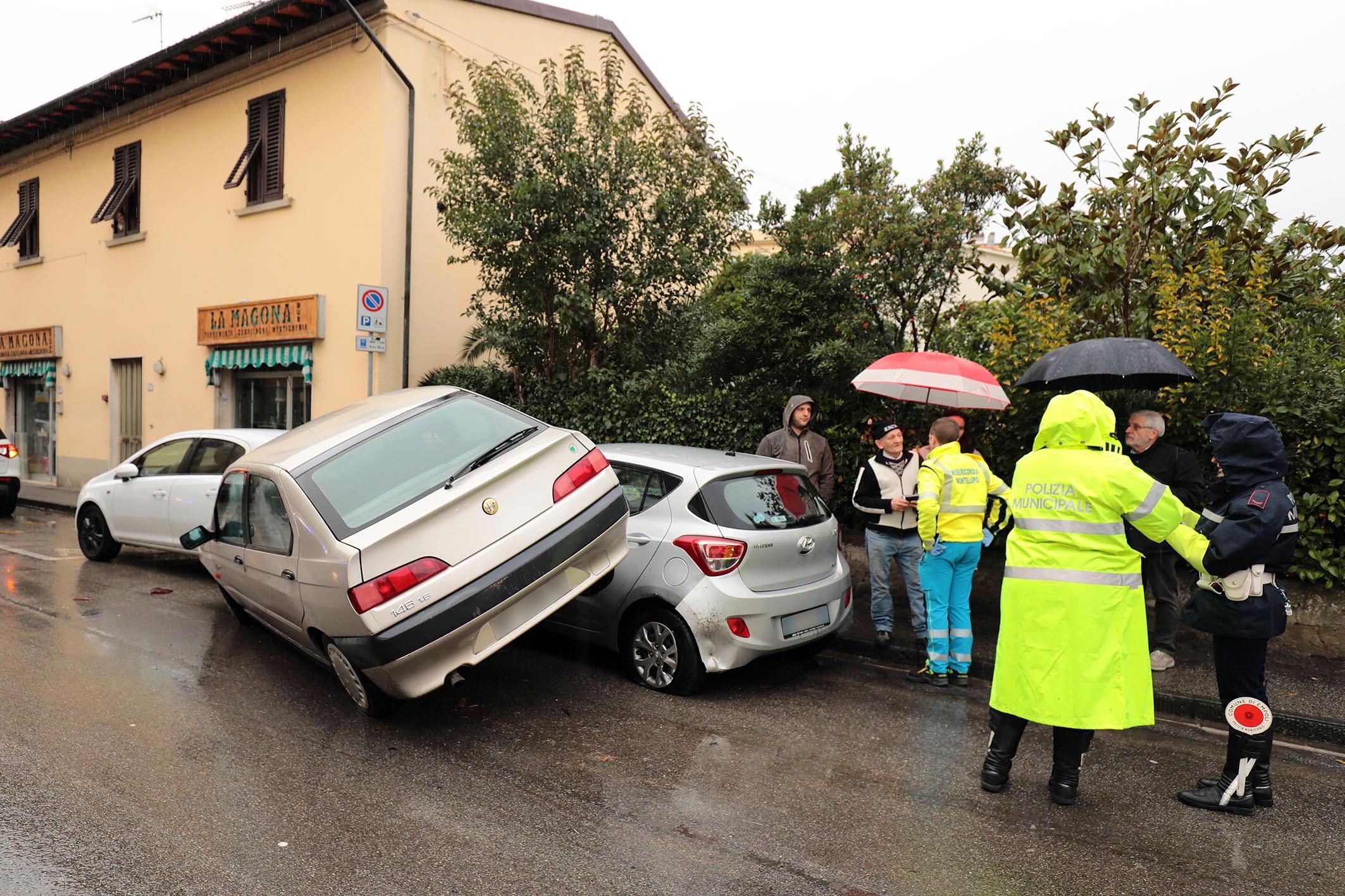 L'auto che è piombata addosso ad altre due (foto agenzia Carlo Sestini)