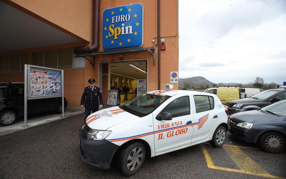 I vigilantes del Globo davanti alla porta scardinata (foto Nucci)