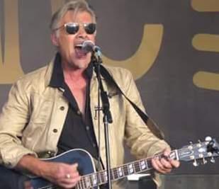 Finale, sul palco dell’Agora arriva Glen Matlock un mito del punk 