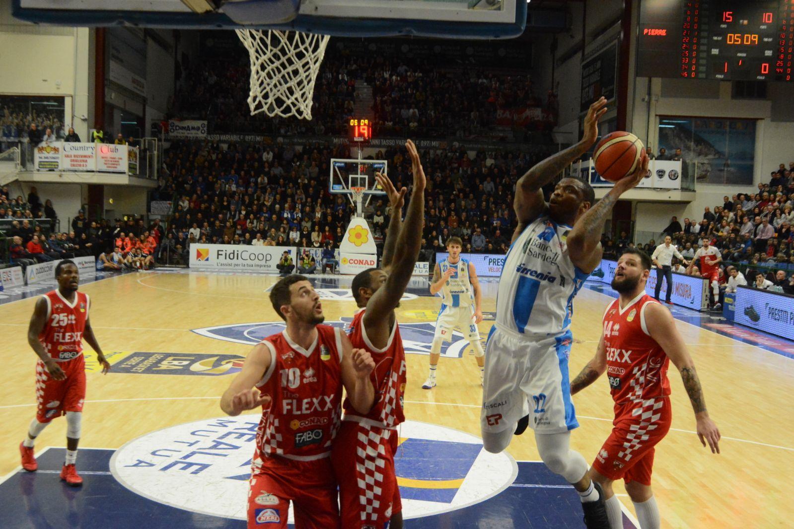 Shawn Jones in azione durante Dinamo Sassari-Pistoia