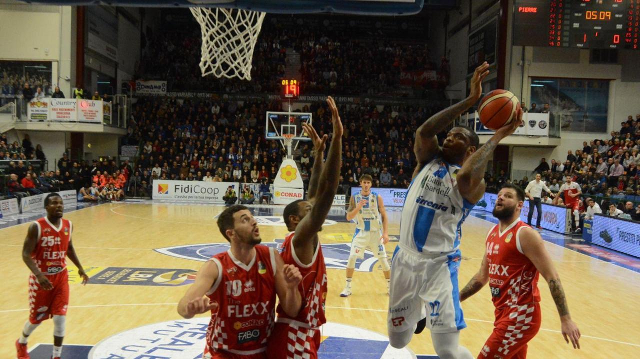 Shawn Jones in azione durante Dinamo Sassari-Pistoia
