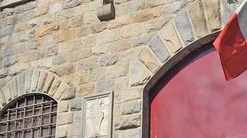 Perseguita la ragazza che lo voleva aiutare: profugo in manette
