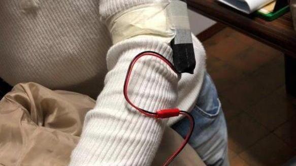 Microcamera e suggeritore per superare l’esame di guida