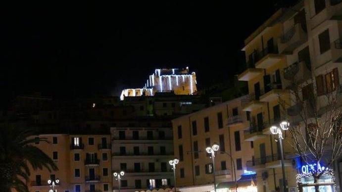 Multato ragazzino che giocava a palla in piazza