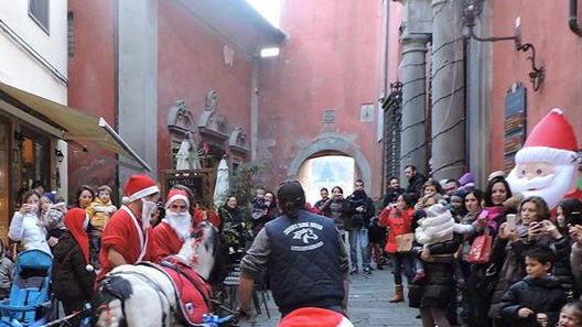 Oggi Babbo Natale consegna i regali