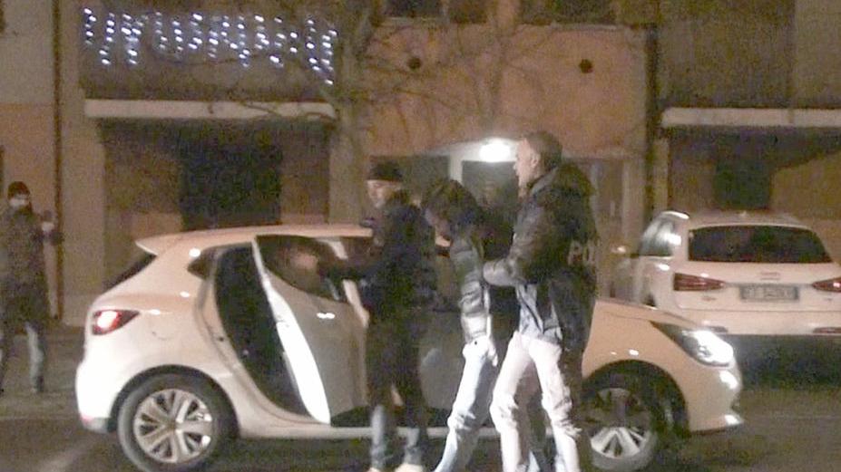 La parrucchiera ascoltava e la banda razziava le case