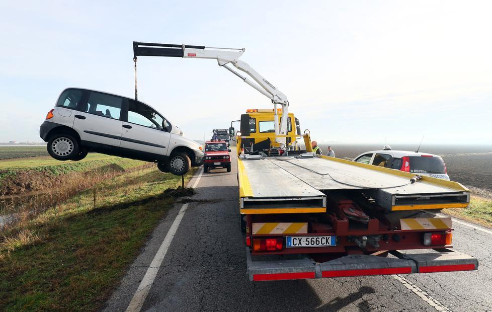 Finisce con l’auto nel canale 