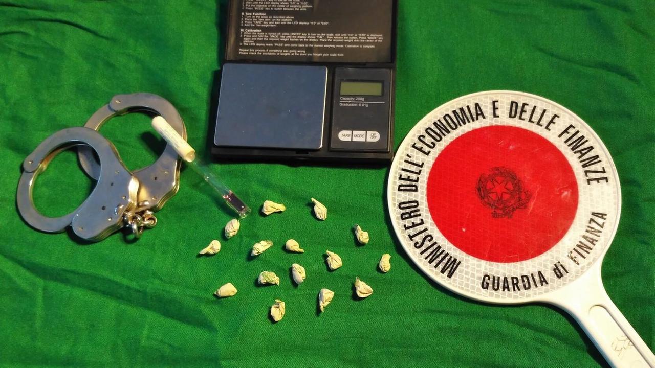 Sorpreso mentre vende una dose di eroina