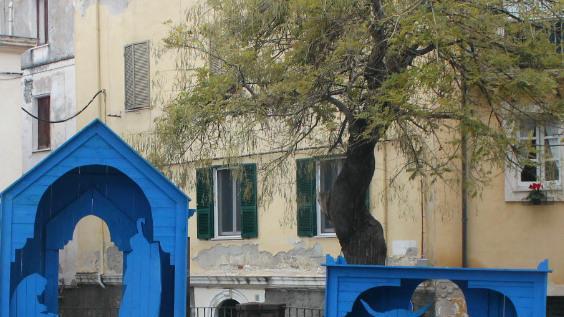 Il presepe blu dell’Accademia trova casa in piazza Duomo