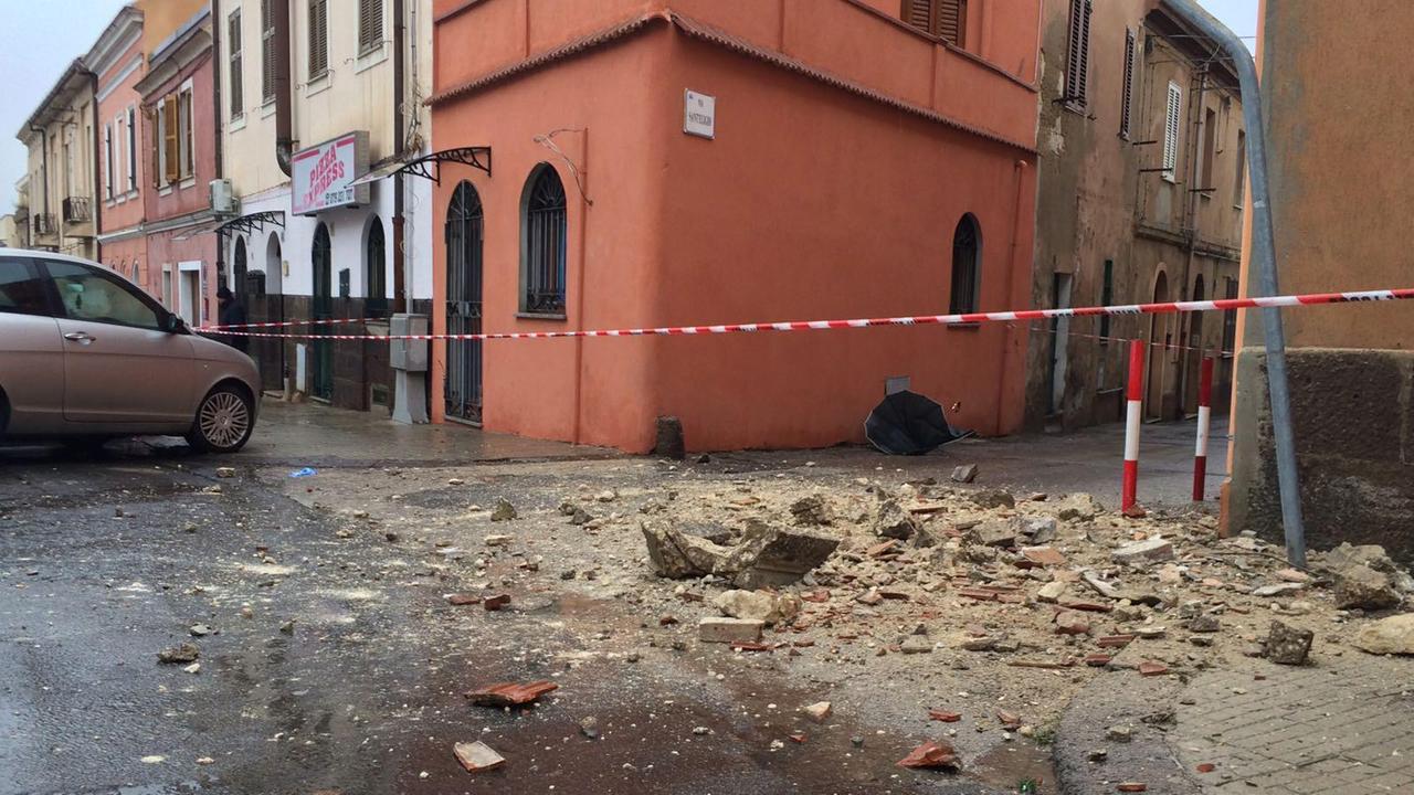 I resti del cornicione crollato in via Angioy