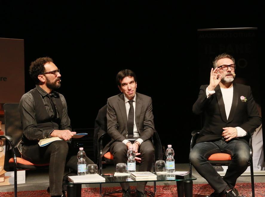 Modena, chef Bottura e il ministro Martina «Sprechi alimentari, per noi è una guerra» 