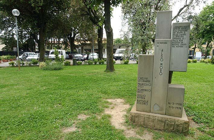 Il giardino di piazza Aldo Moro (foto Gori)