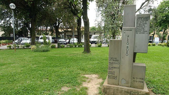 Il giardino di piazza Aldo Moro (foto Gori)