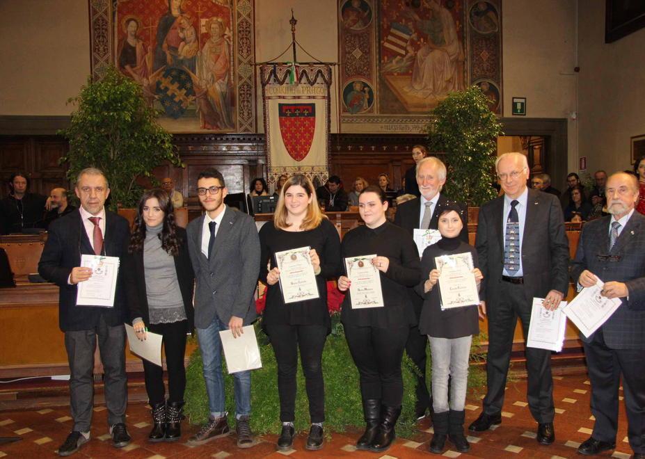 Un momento della premiazione nel salone consiliare a Prato (foto Batavia)