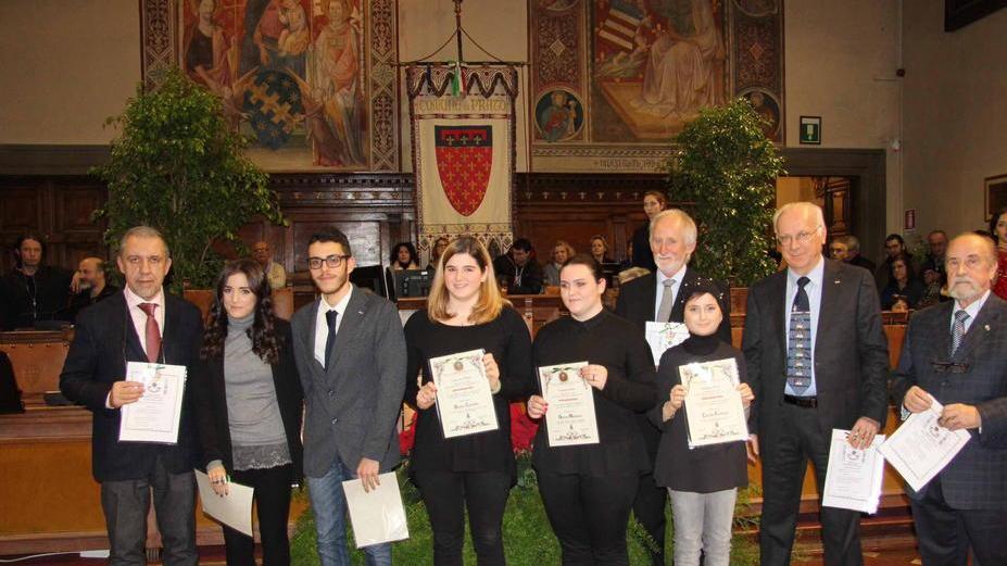 Un momento della premiazione nel salone consiliare a Prato (foto Batavia)