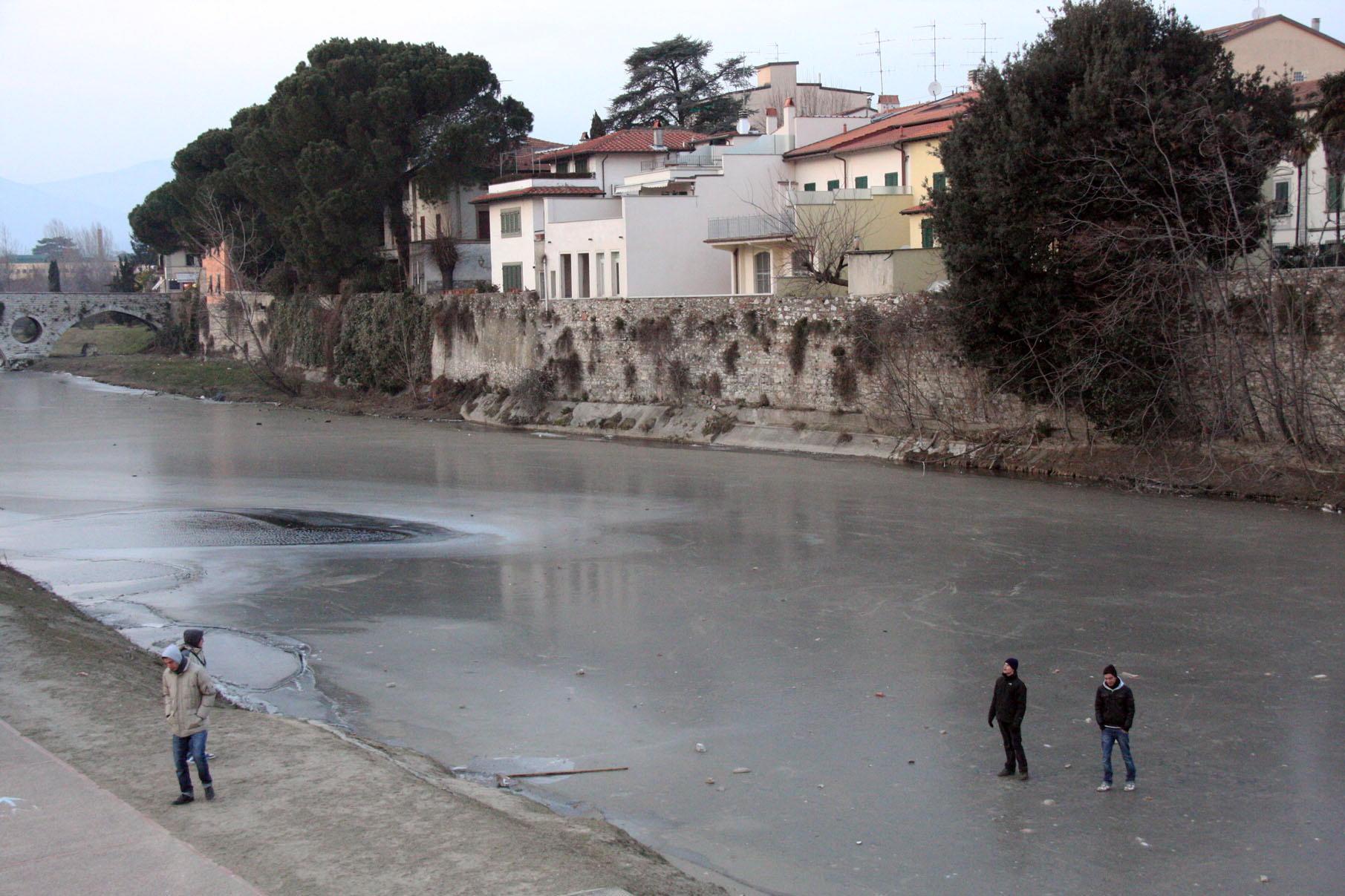 Un'immagine di repertorio (2012) del Bisenzio ghiacciato