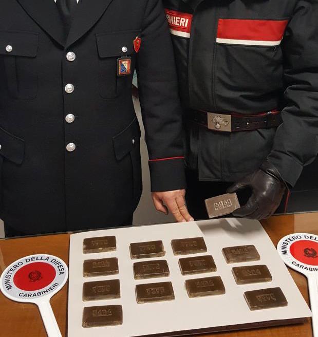 Gettarono via 700 grammi di hashish, arrestati 