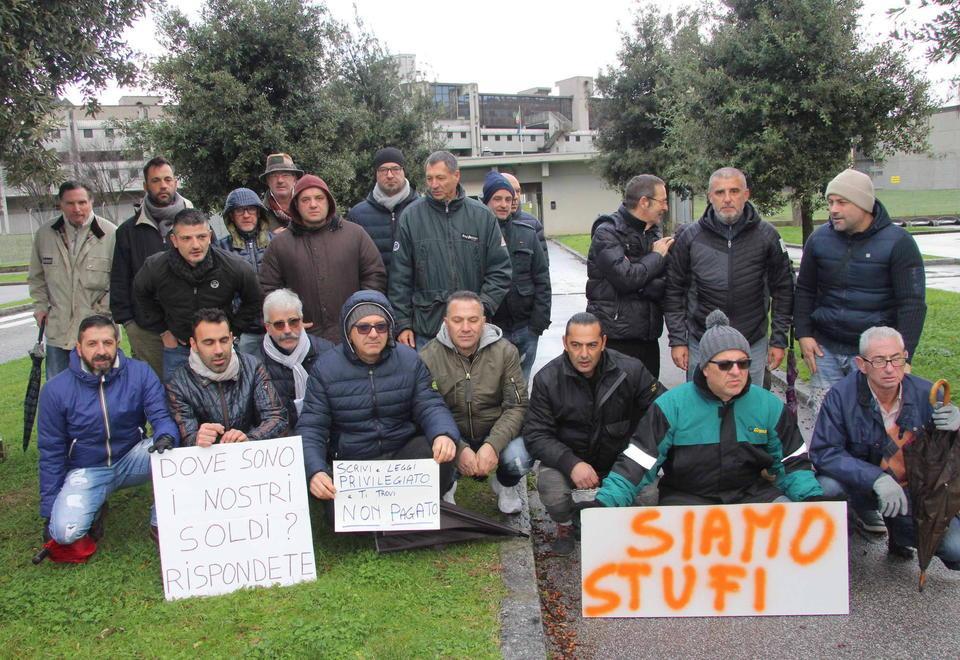 La protesta degli ex dipendenti Grassi (foto Batavia)