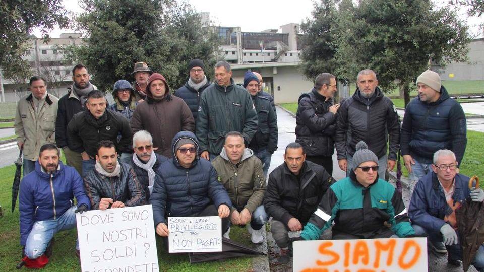 La protesta degli ex dipendenti Grassi (foto Batavia)