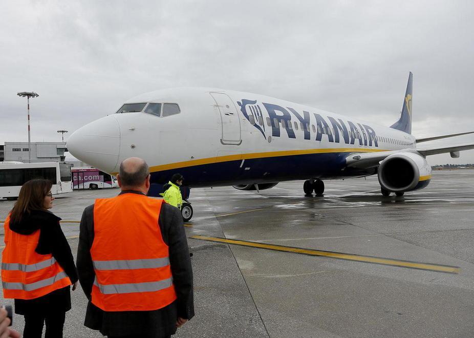 Ryanair: il volo viene dirottato e i piloti dormono a bordo