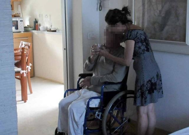 Anziani da accudire un bonus di 300 euro