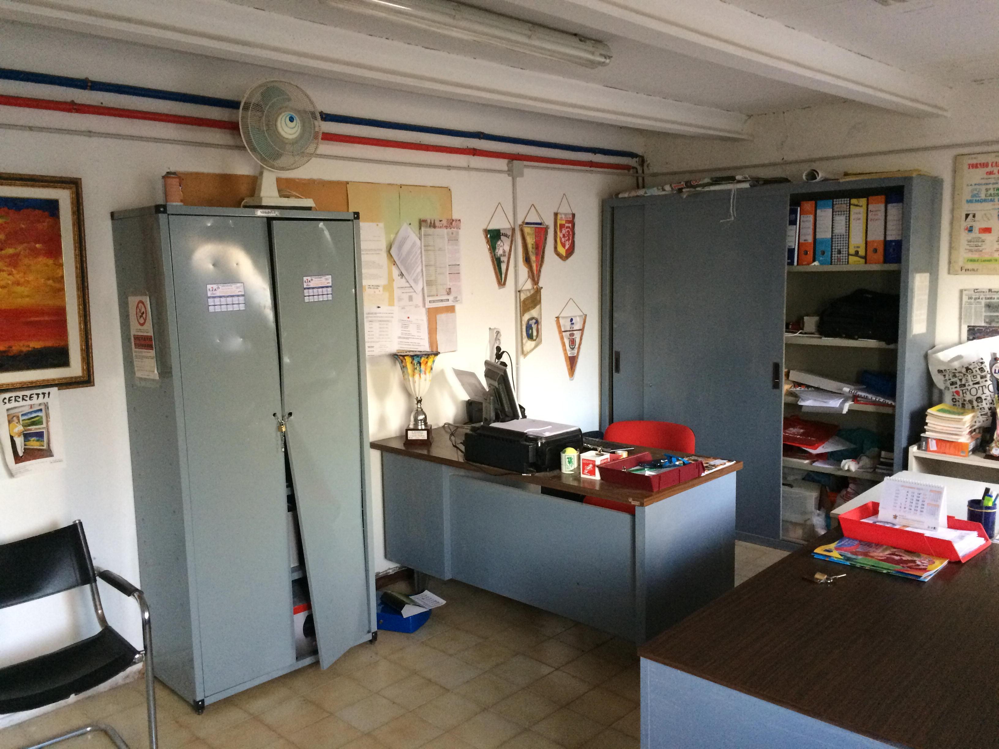 Uno degli schedari forzati dai ladri negli uffici della sede del Cecina calcio