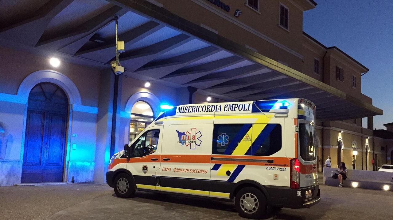 Un'ambulanza alla stazione