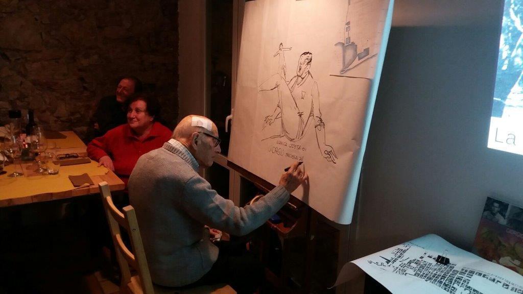 Il pittore Giorgio Michetti, 105 anni, mentre disegna la sua caduta
