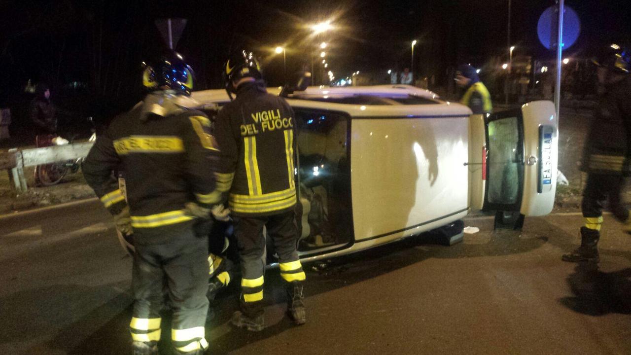 Reggio Emilia, disabile bloccato nell'auto ribaltata sulla via Emilia