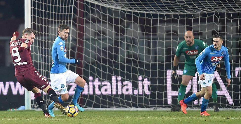 Il Napoli ritorna al comando con il tris a un Toro distratto