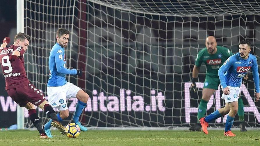 Il Napoli ritorna al comando con il tris a un Toro distratto
