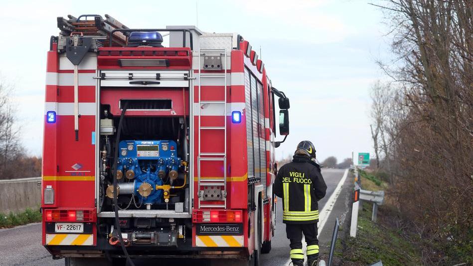 Colpo di sonno e finisce con l’auto nel fosso