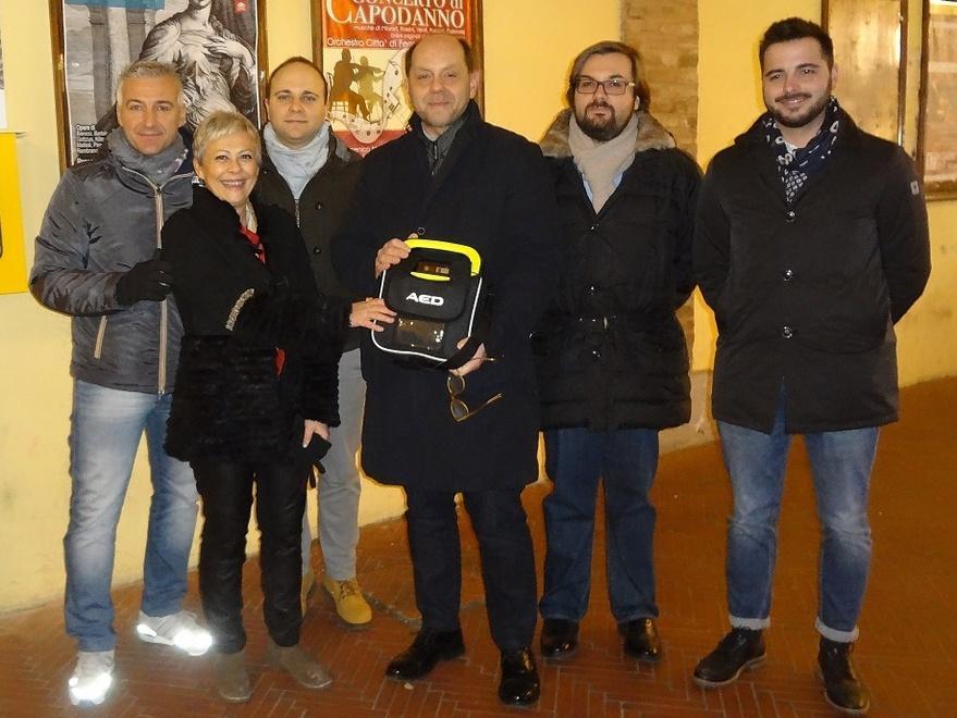 Un defibrillatore in pieno centro