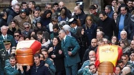 In migliaia ai funerali dei due agenti uccisi. «È il giorno più triste»