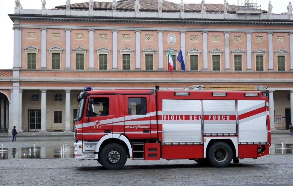 Anziana salvata dai vigili del fuoco 