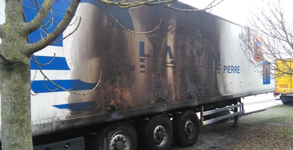Incendio doloso di due semirimorchi 