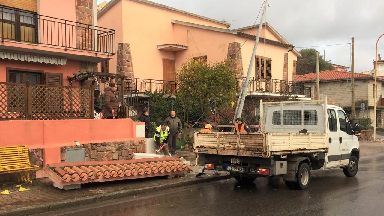 Con l’auto abbatte un cancello e un palo