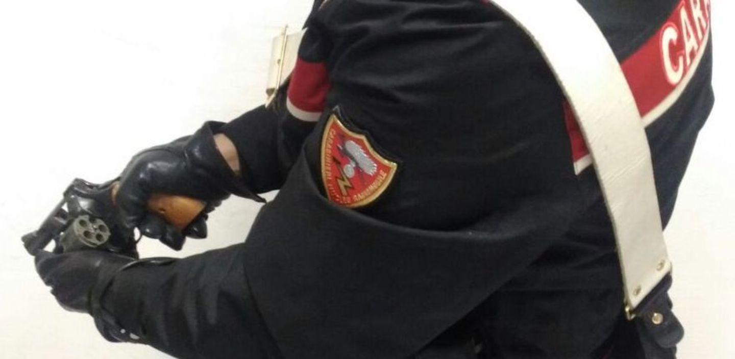 Sassari, il 45enne arrestato: «Gli ho puntato la pistola ma solo per difendermi» 