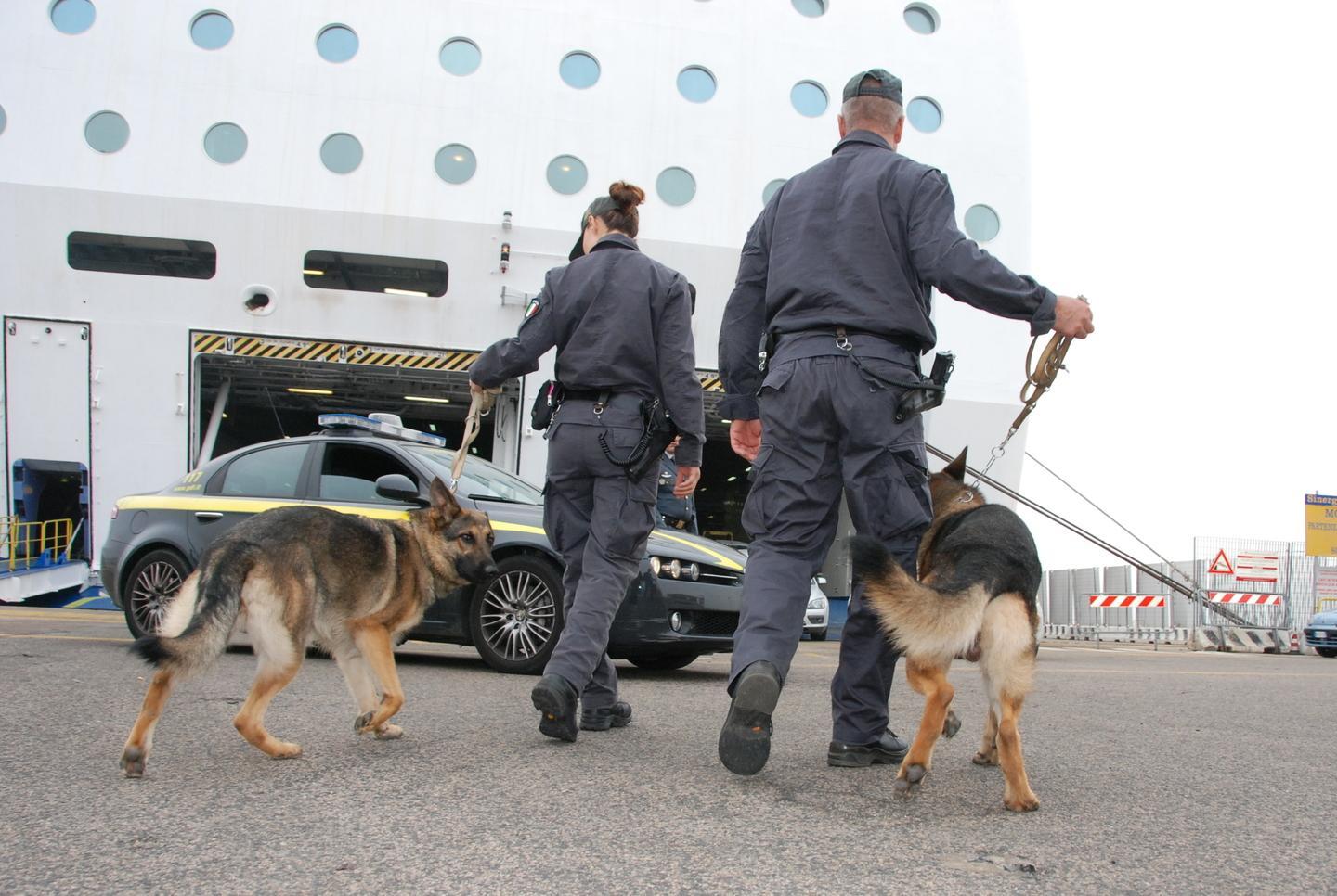 Con la droga al porto arrestato un 26enne