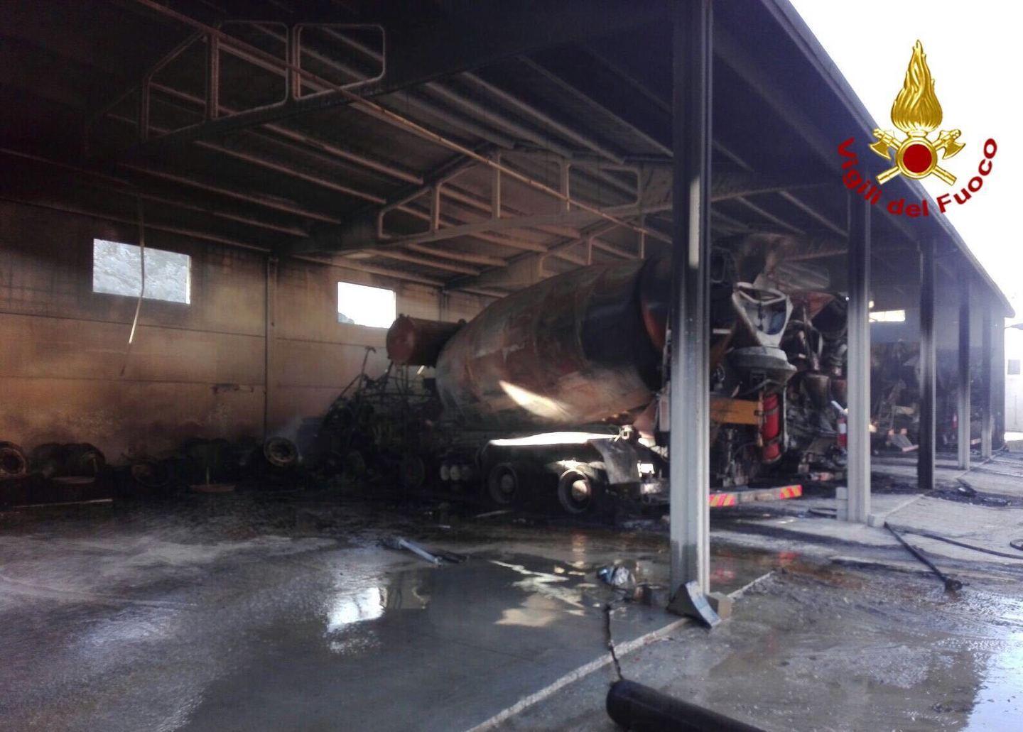 Rogo in capannone cinque autobetoniere distrutte dal fuoco 