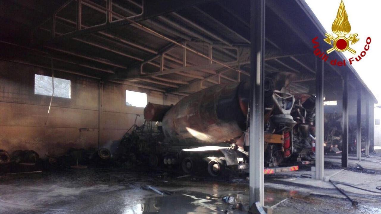 Rogo in capannone cinque autobetoniere distrutte dal fuoco