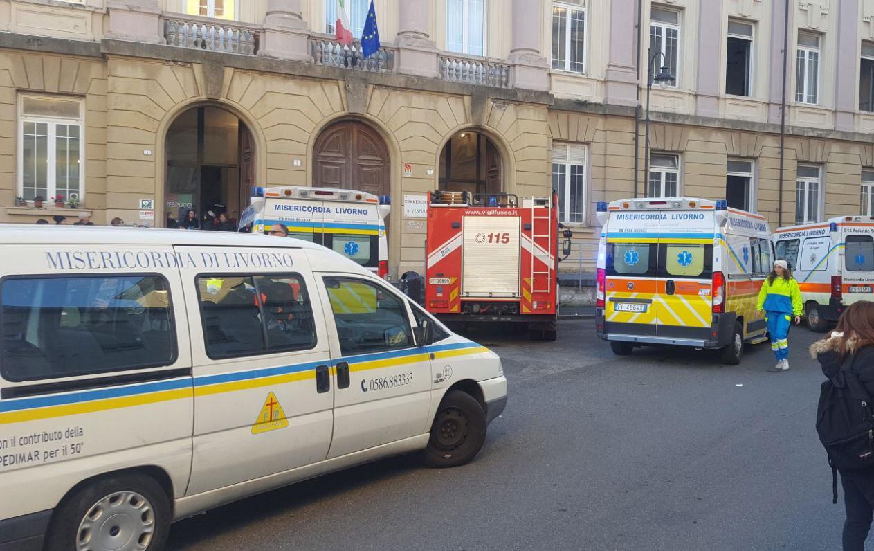 Spray al peperoncino, evacuato il Vespucci: in sette al pronto soccorso 